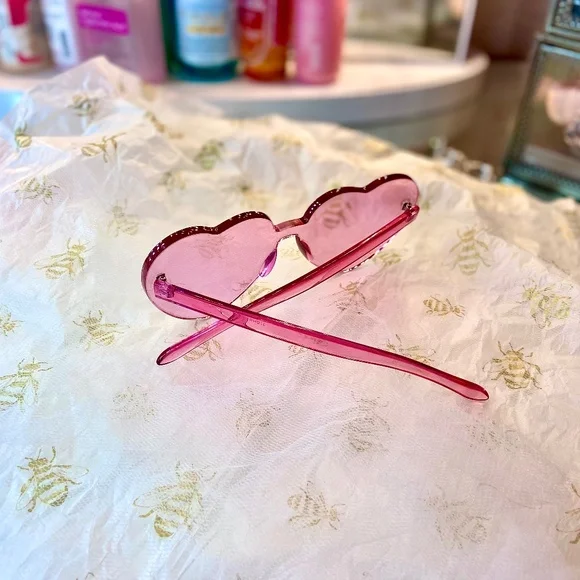 Translucent Heart-Shaped Sunglasses Pink 💗 Excellent Quality Women’s Accesories - Picture 3 of 4